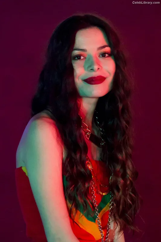 Miranda Cosgrove photo 10 of 264