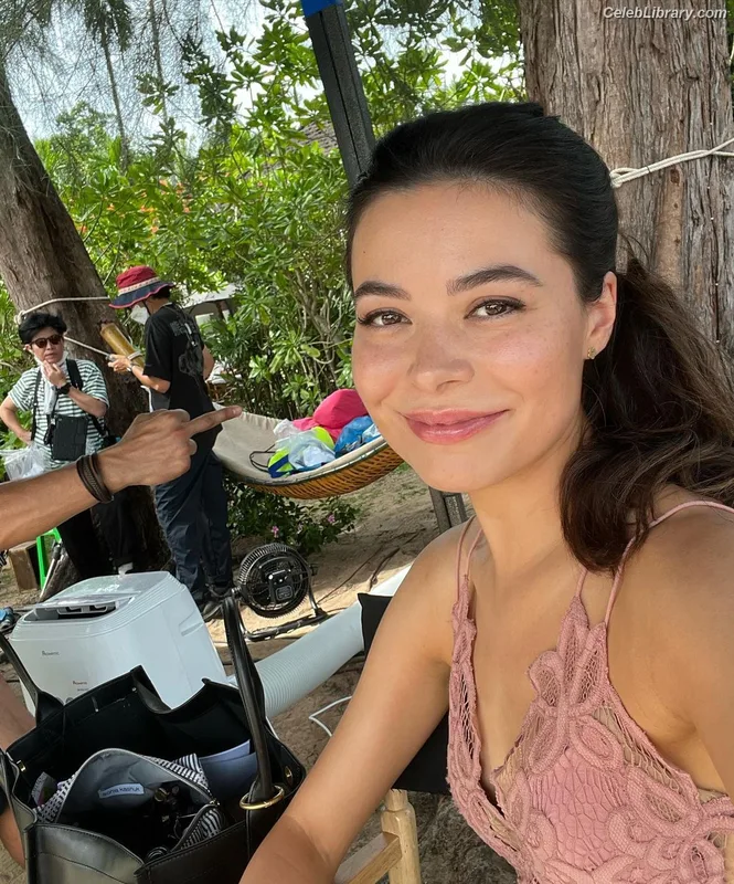 Miranda Cosgrove photo 22 of 264