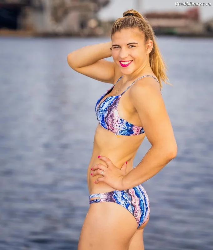 Miranda Maverick photo 3 of 73