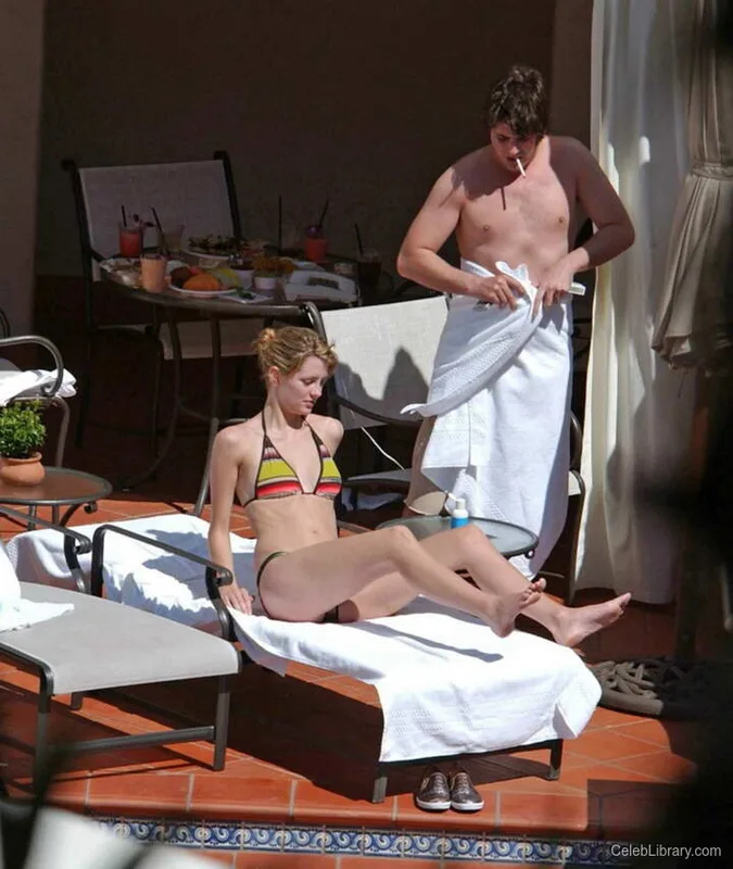 Mischa Barton photo 13 of 80