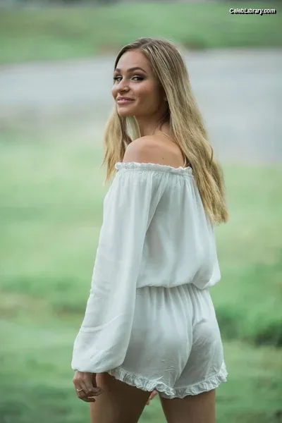 Mollee Gray photo 21 of 23