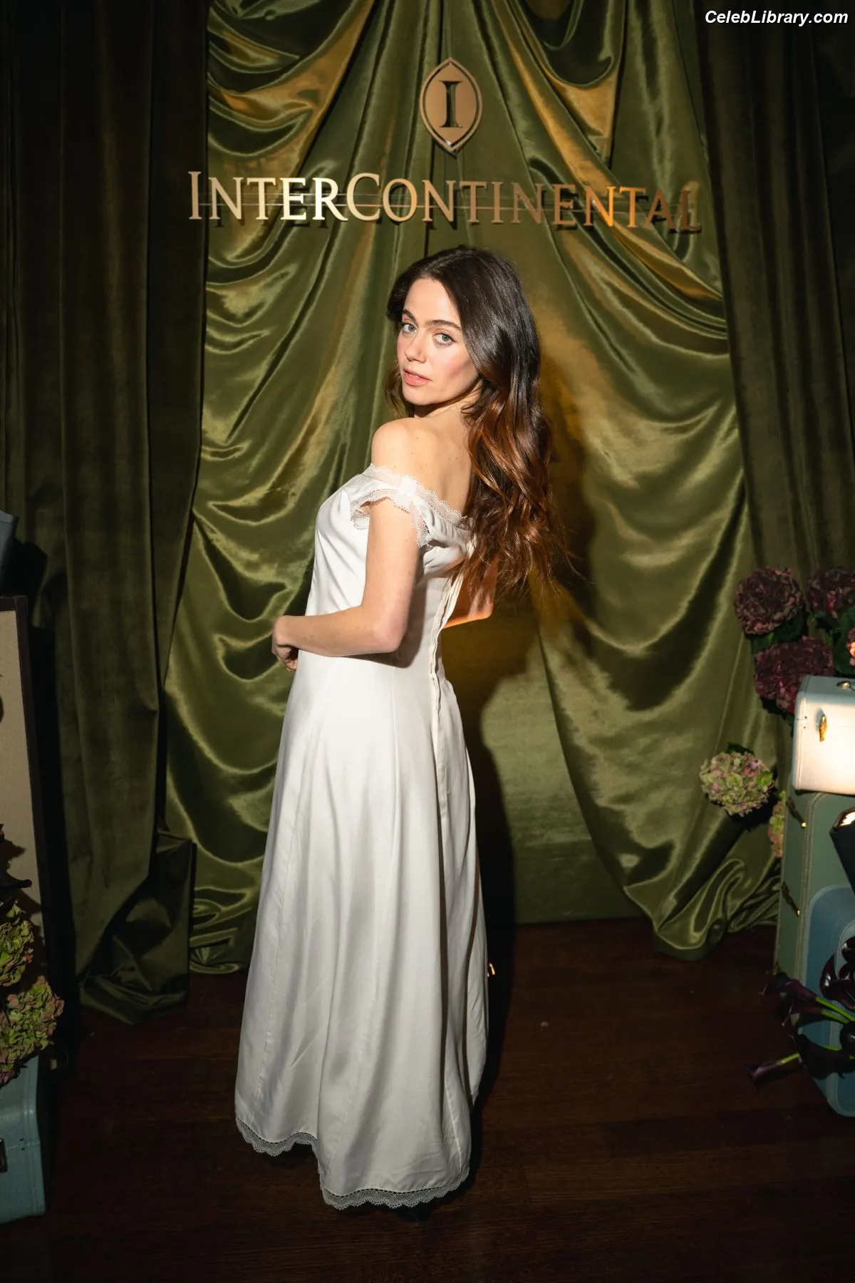 Molly Gordon photo 10 of 351