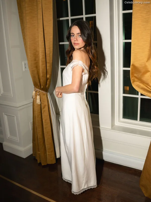 Molly Gordon photo 7 of 352