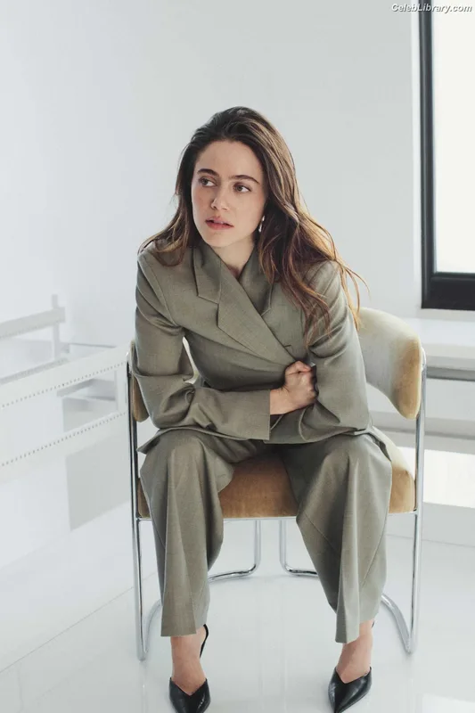 Molly Gordon photo 18 of 352