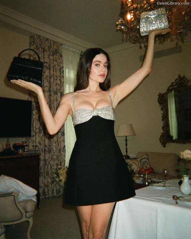 Molly Gordon photo 5 of 352