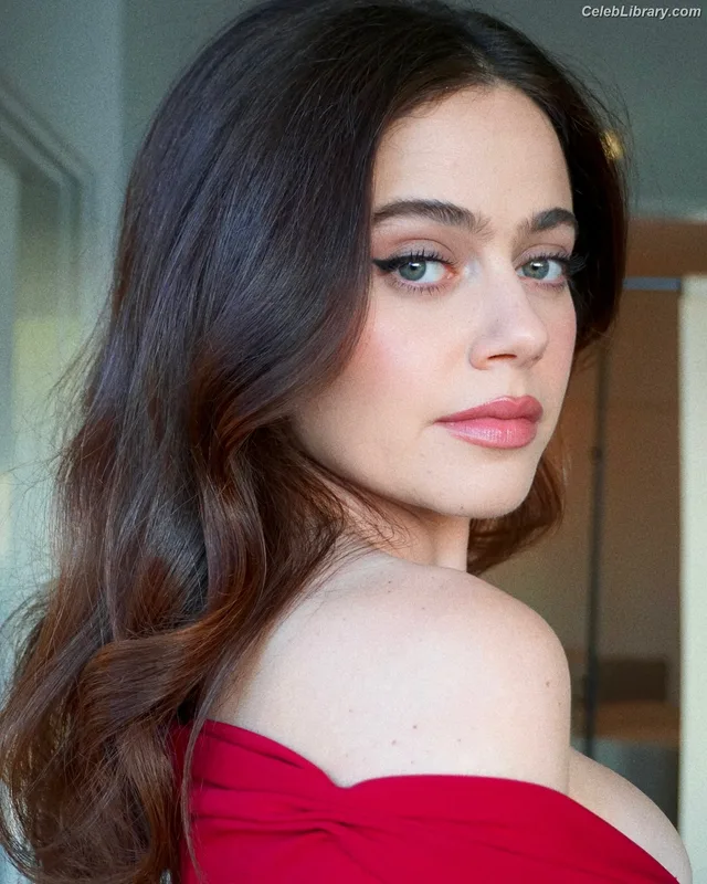 Molly Gordon photo 1 of 352