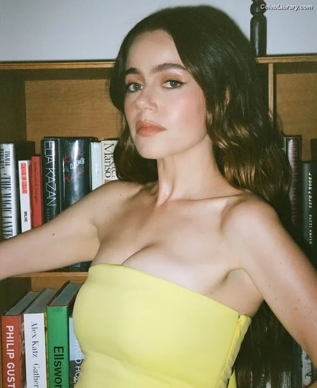 Molly Gordon photo 22 of 352