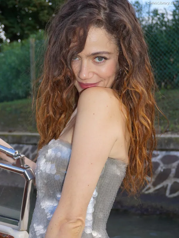 Molly Gordon photo 10 of 352