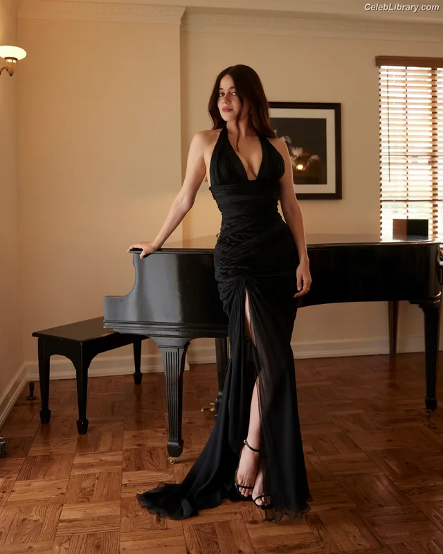 Molly Gordon photo 17 of 352