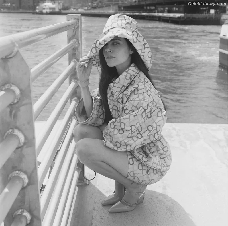 Molly Gordon photo 1 of 352