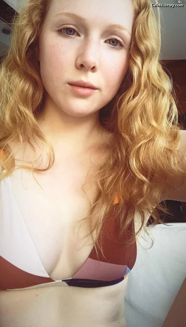 Molly Quinn photo 4 of 149