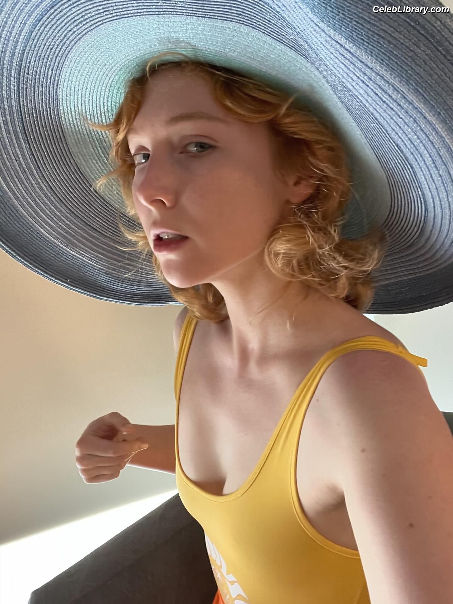 Molly Quinn photo 5 of 149