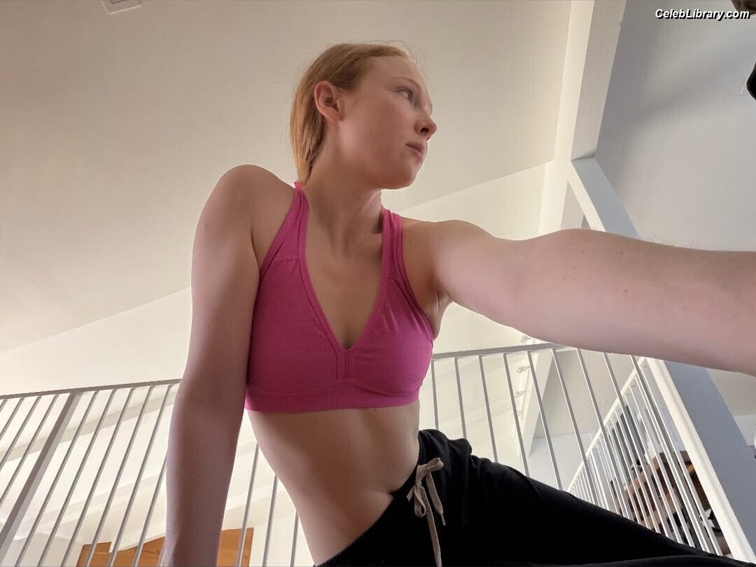 Molly Quinn photo 21 of 149