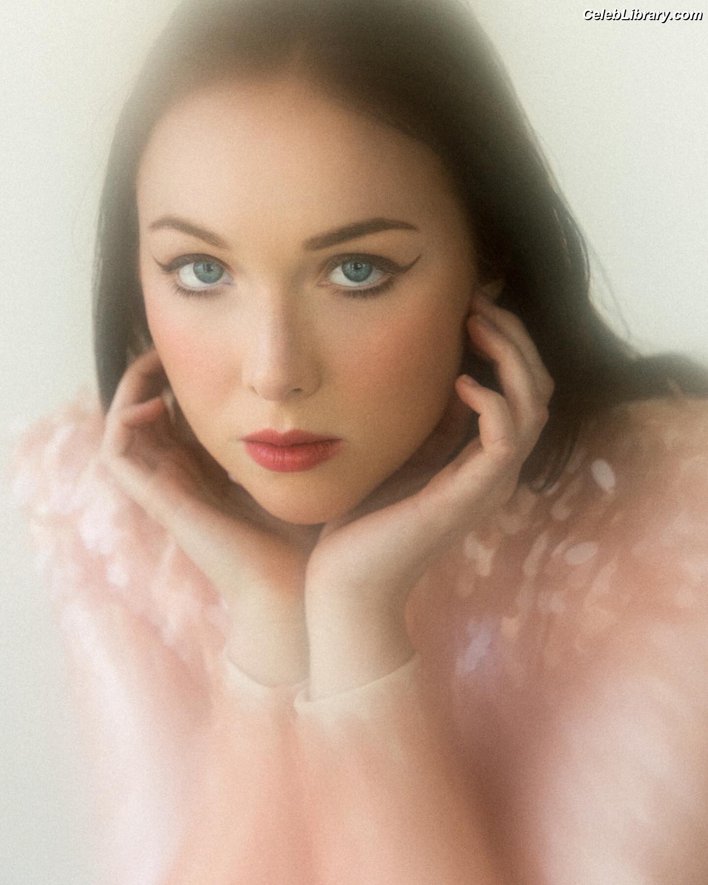 Molly Quinn photo 8 of 149