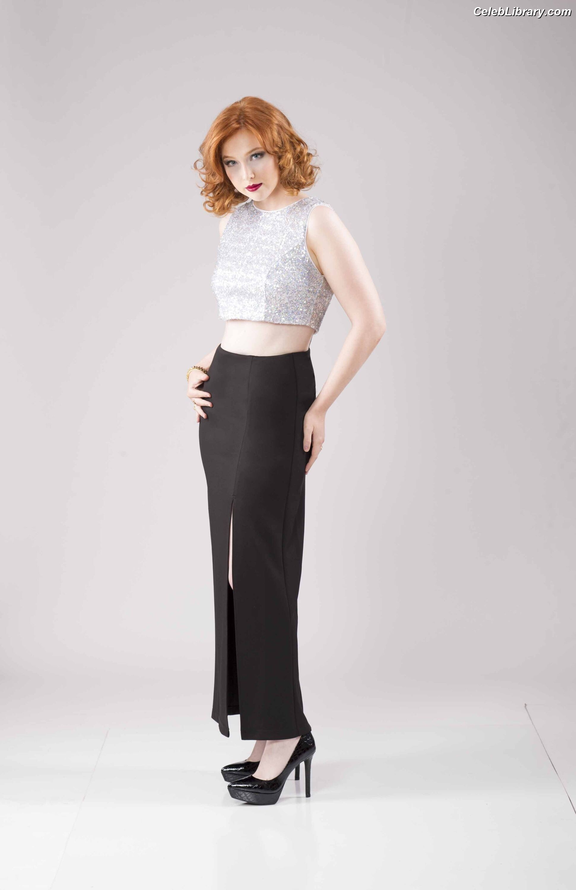 Molly Quinn photo 18 of 149