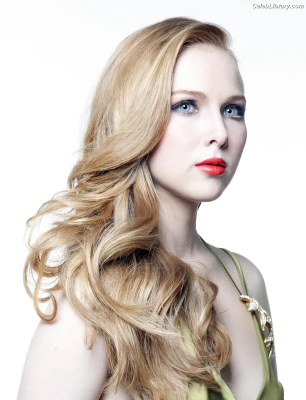 Molly Quinn photo 2 of 149
