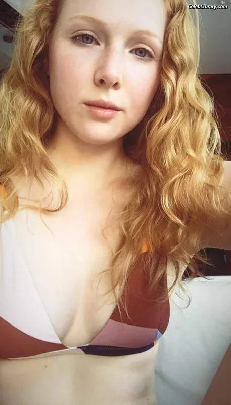 Molly Quinn photo 3 of 149