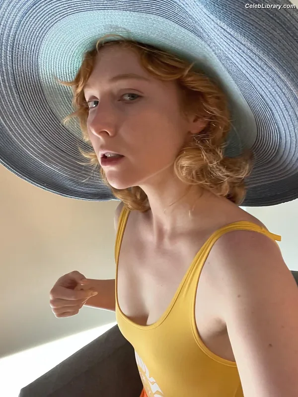 Molly Quinn photo 7 of 149
