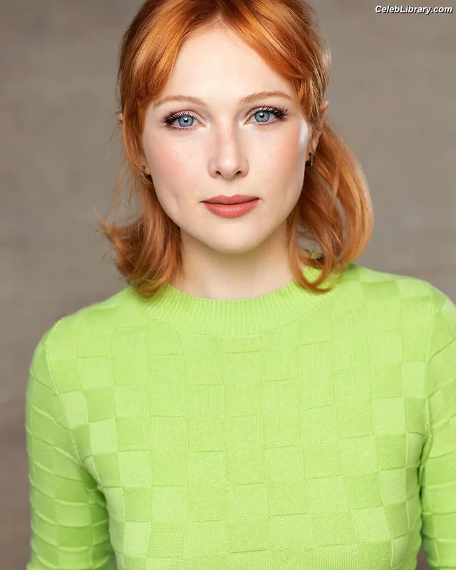 Molly Quinn photo 12 of 149