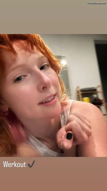 Molly Quinn photo 15 of 149