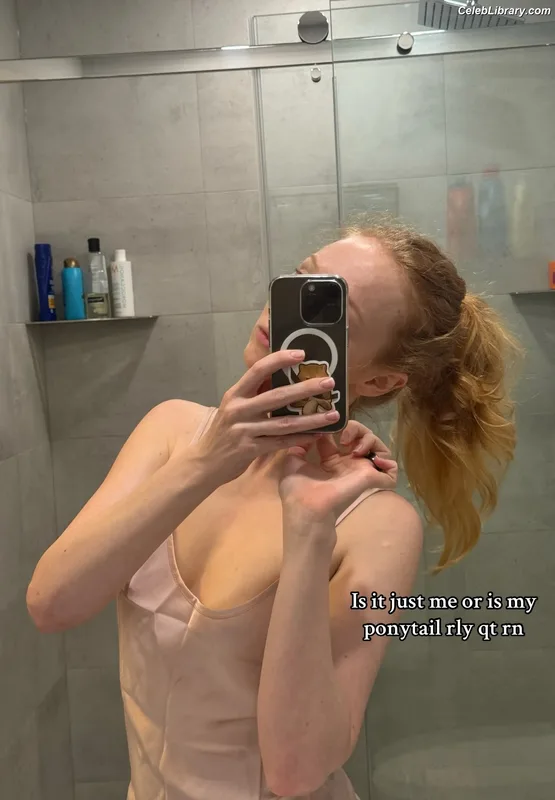 Molly Quinn photo 19 of 149