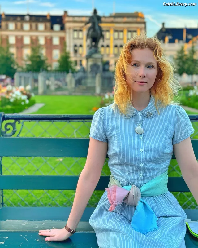 Molly Quinn photo 21 of 149