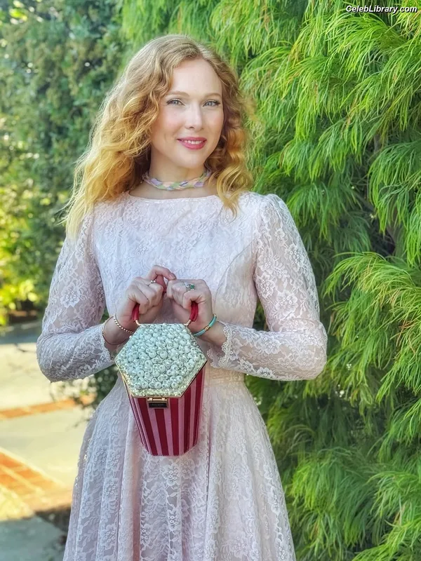 Molly Quinn photo 2 of 149
