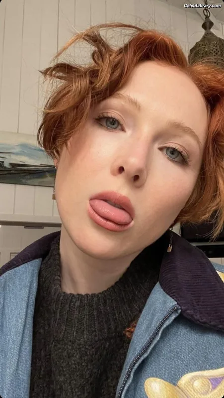 Molly Quinn photo 6 of 149