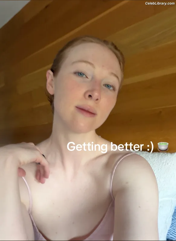 Molly Quinn photo 2 of 149