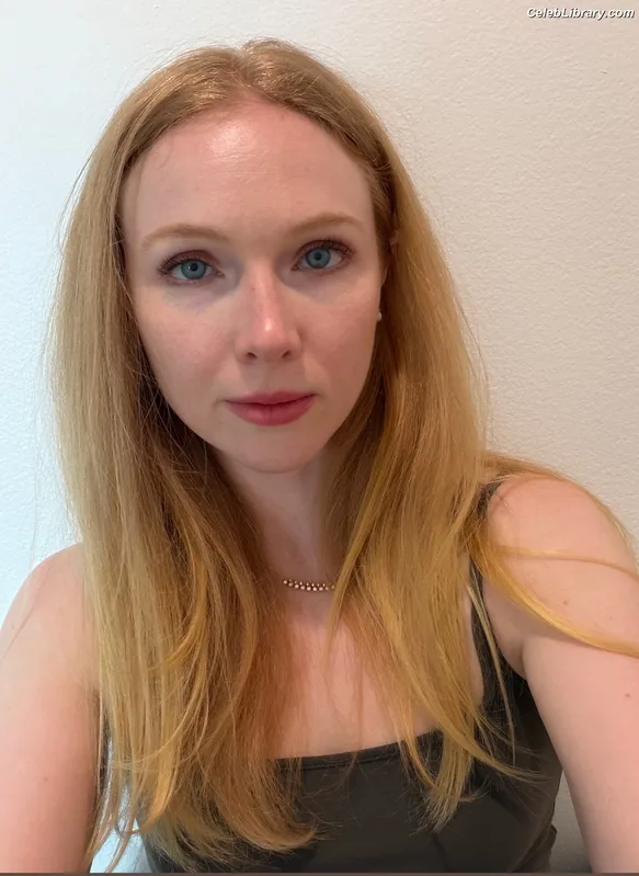 Molly Quinn photo 13 of 149