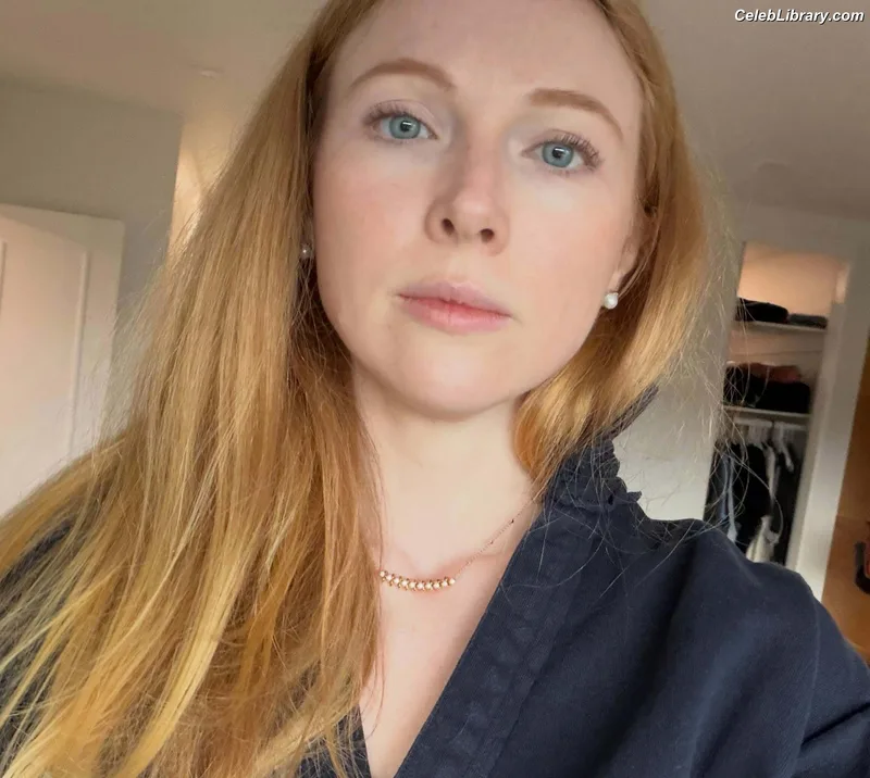 Molly Quinn photo 20 of 149
