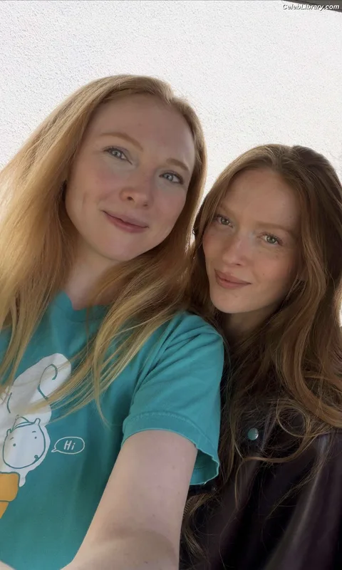Molly Quinn photo 22 of 149