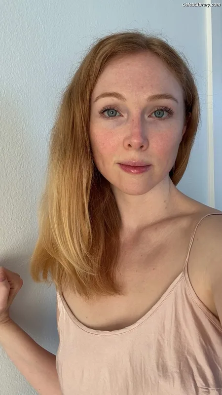 Molly Quinn photo 15 of 149