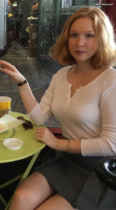 Molly Quinn photo 16 of 149