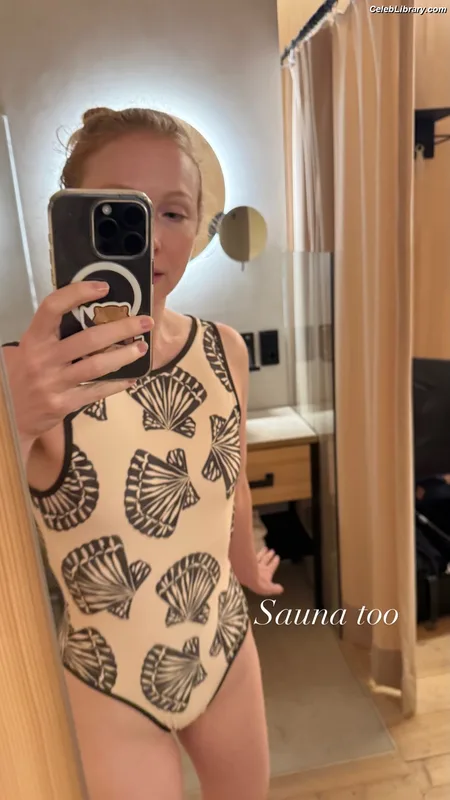 Molly Quinn photo 4 of 149
