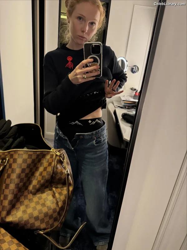 Molly Quinn photo 24 of 149
