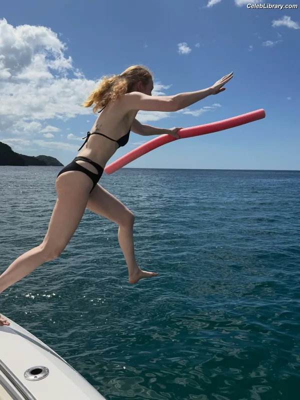 Molly Quinn photo 18 of 149