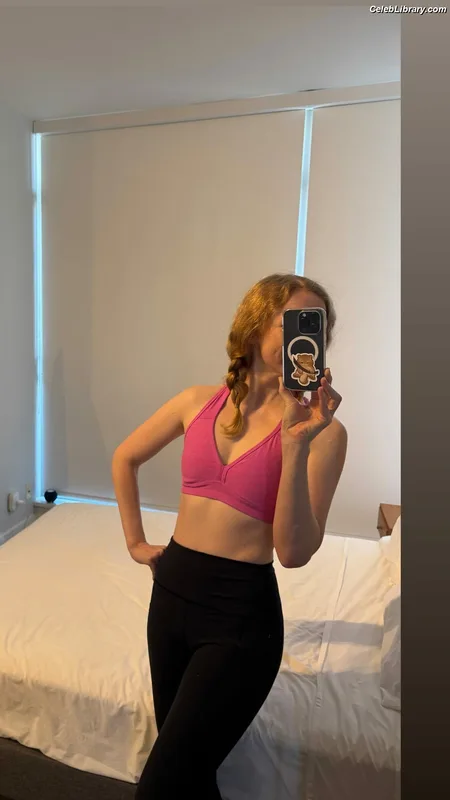 Molly Quinn photo 19 of 149