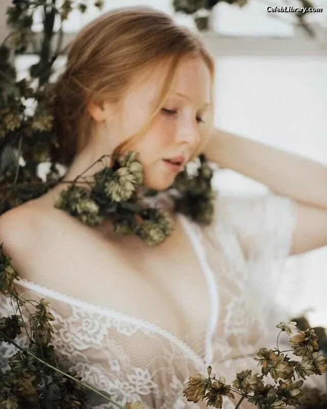 Molly Quinn photo 10 of 149