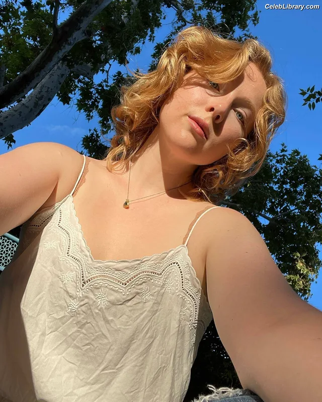 Molly Quinn photo 16 of 149
