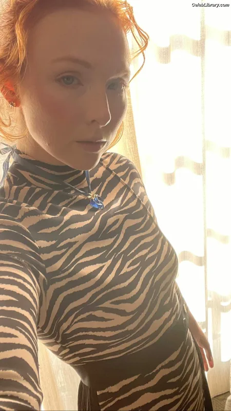 Molly Quinn photo 19 of 149