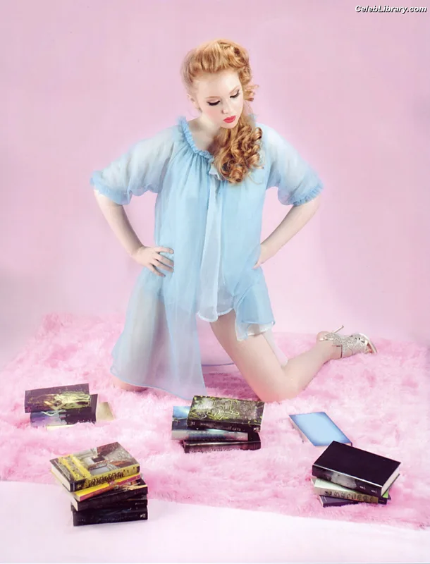 Molly Quinn photo 2 of 149