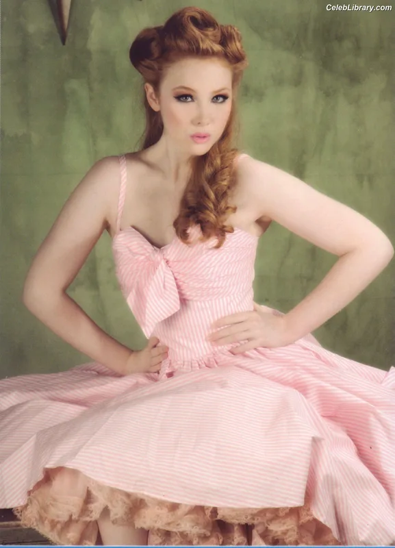 Molly Quinn photo 3 of 149