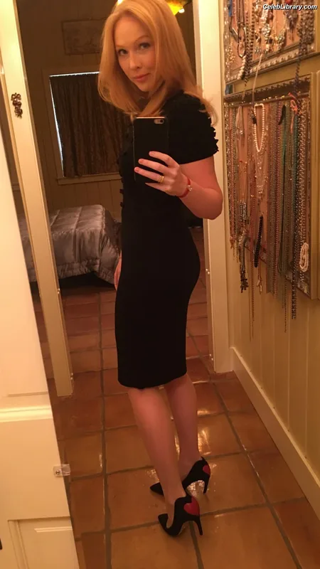 Molly Quinn photo 12 of 149