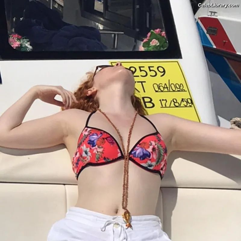 Molly Quinn photo 24 of 149