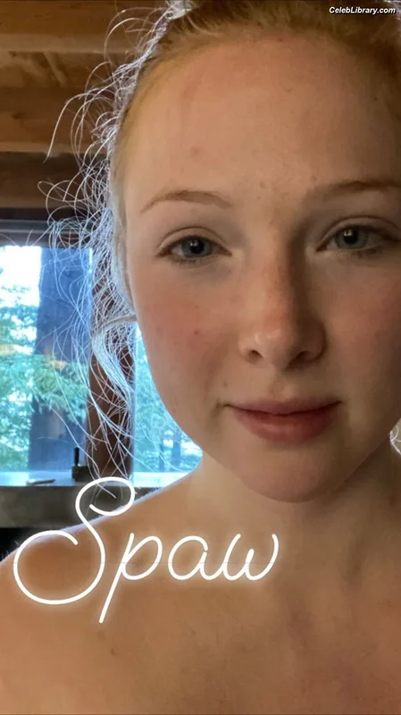 Molly Quinn photo 9 of 149