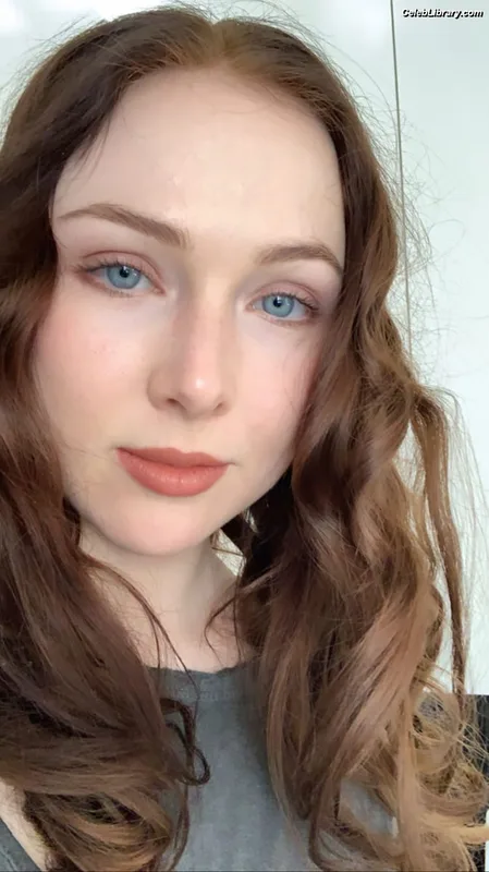 Molly Quinn photo 10 of 149