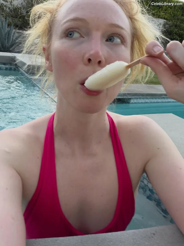 Molly Quinn photo 4 of 149
