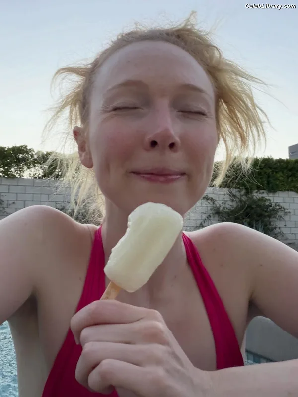 Molly Quinn photo 5 of 149