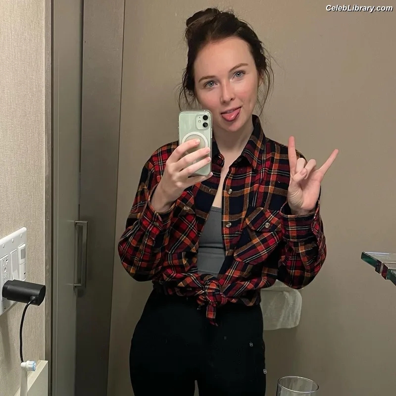 Molly Quinn photo 14 of 149